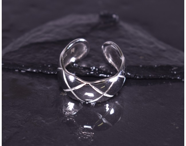 Silberring mit lebendigem Design
