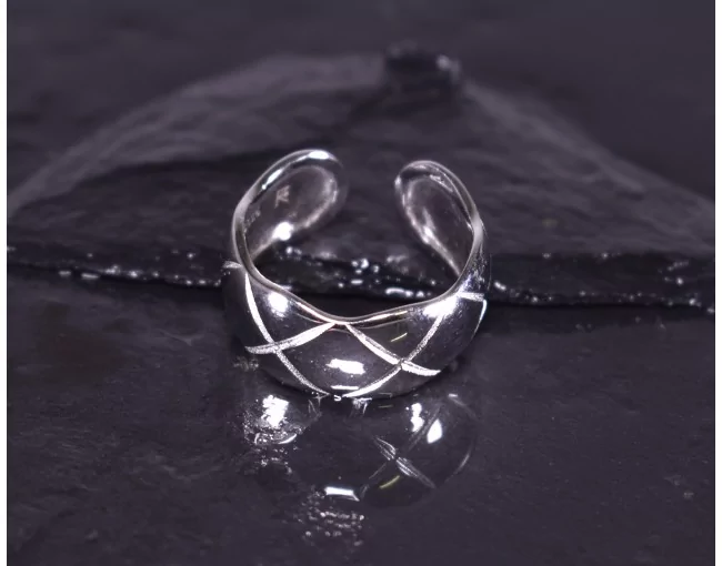 Silberring mit lebendigem Design