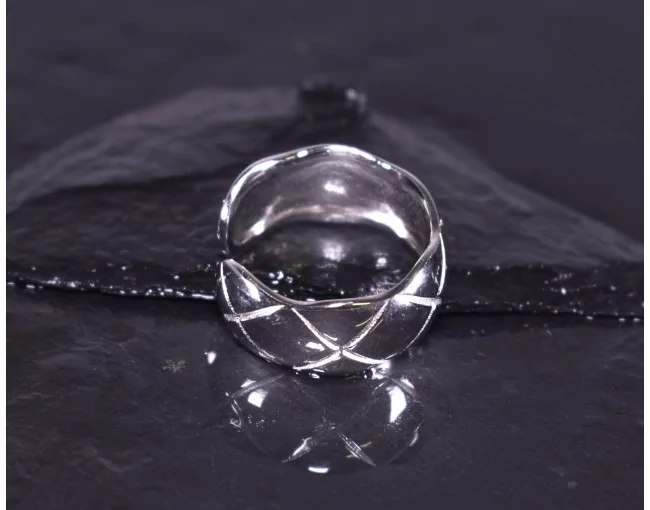 Silberring mit lebendigem Design