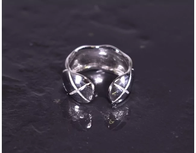 Silberring mit lebendigem Design