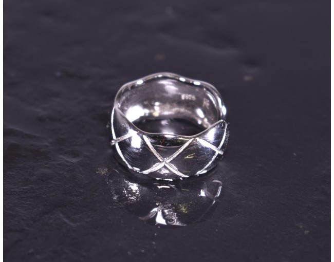 Silberring mit lebendigem Design