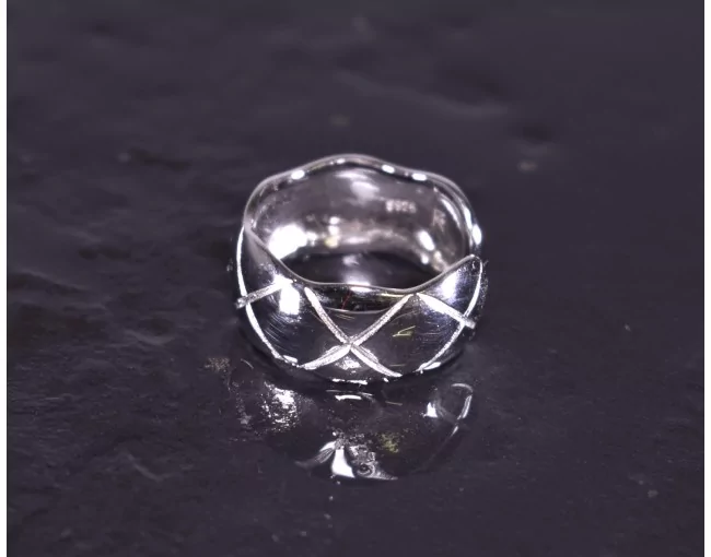 Silberring mit lebendigem Design