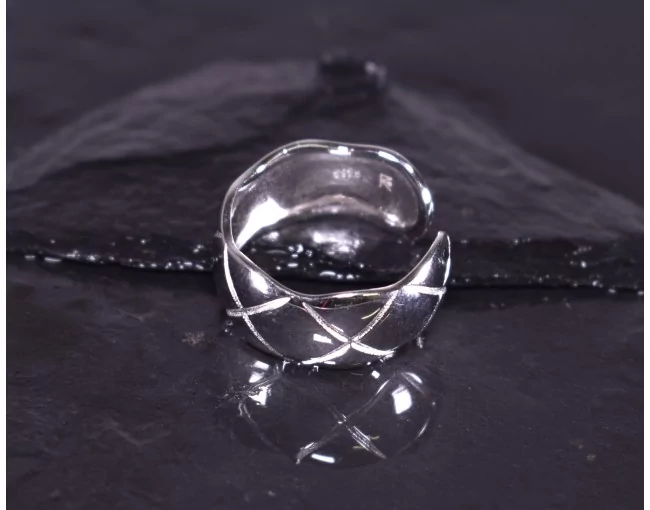 Silberring mit lebendigem Design