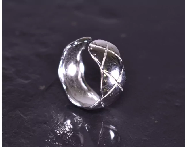 Silberring mit lebendigem Design