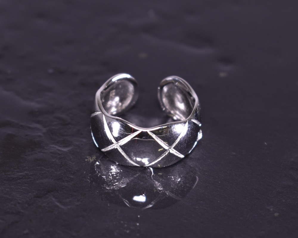 Silberring mit lebendigem Design