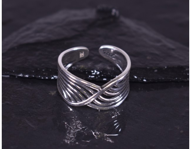 Silberring mit parallel laufenden geschwungenen Silberlinien
