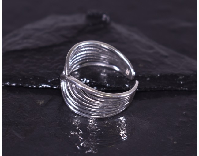 Silberring mit parallel laufenden geschwungenen Silberlinien
