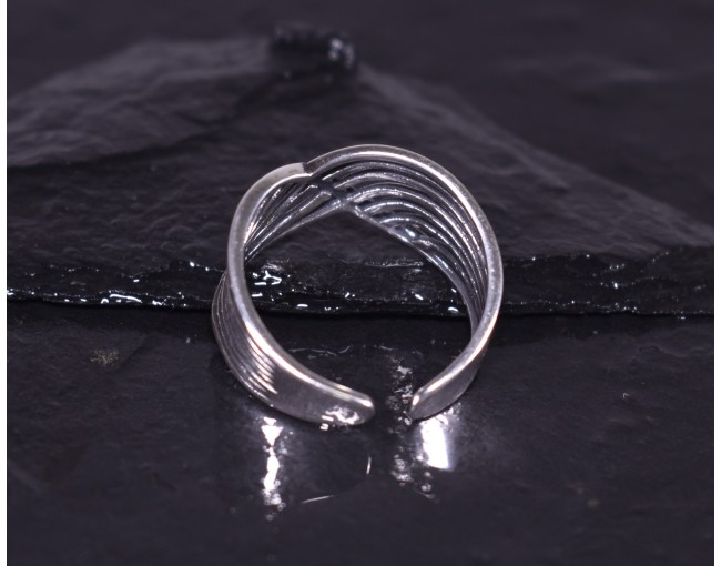 Silberring mit parallel laufenden geschwungenen Silberlinien