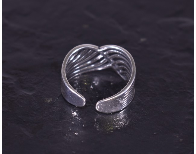 Silberring mit parallel laufenden geschwungenen Silberlinien