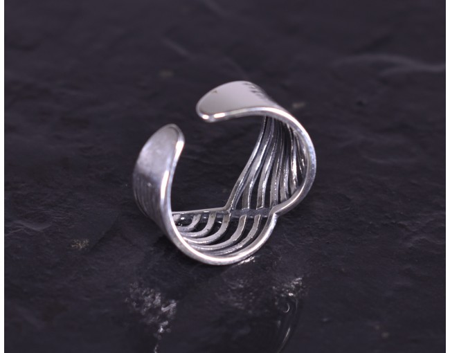 Silberring mit parallel laufenden geschwungenen Silberlinien