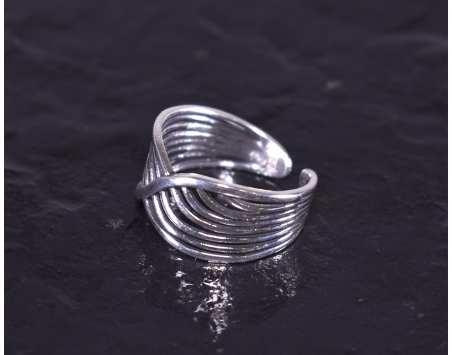 Silberring mit parallel laufenden geschwungenen Silberlinien