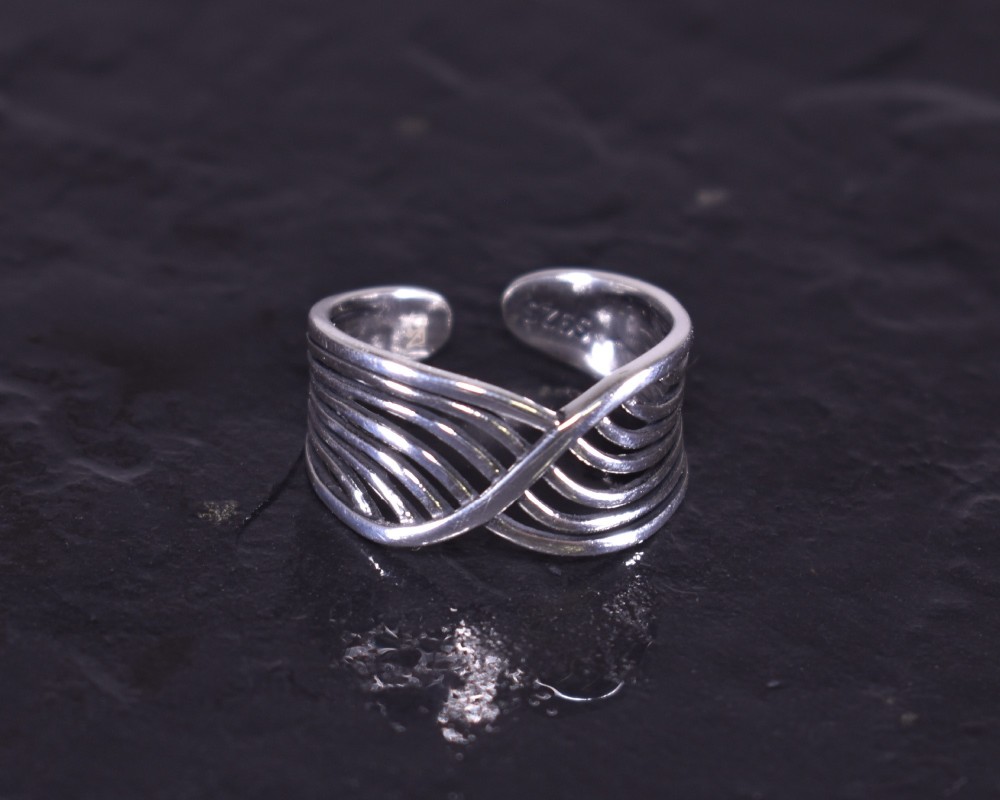 Silberring mit parallel laufenden geschwungenen Silberlinien
