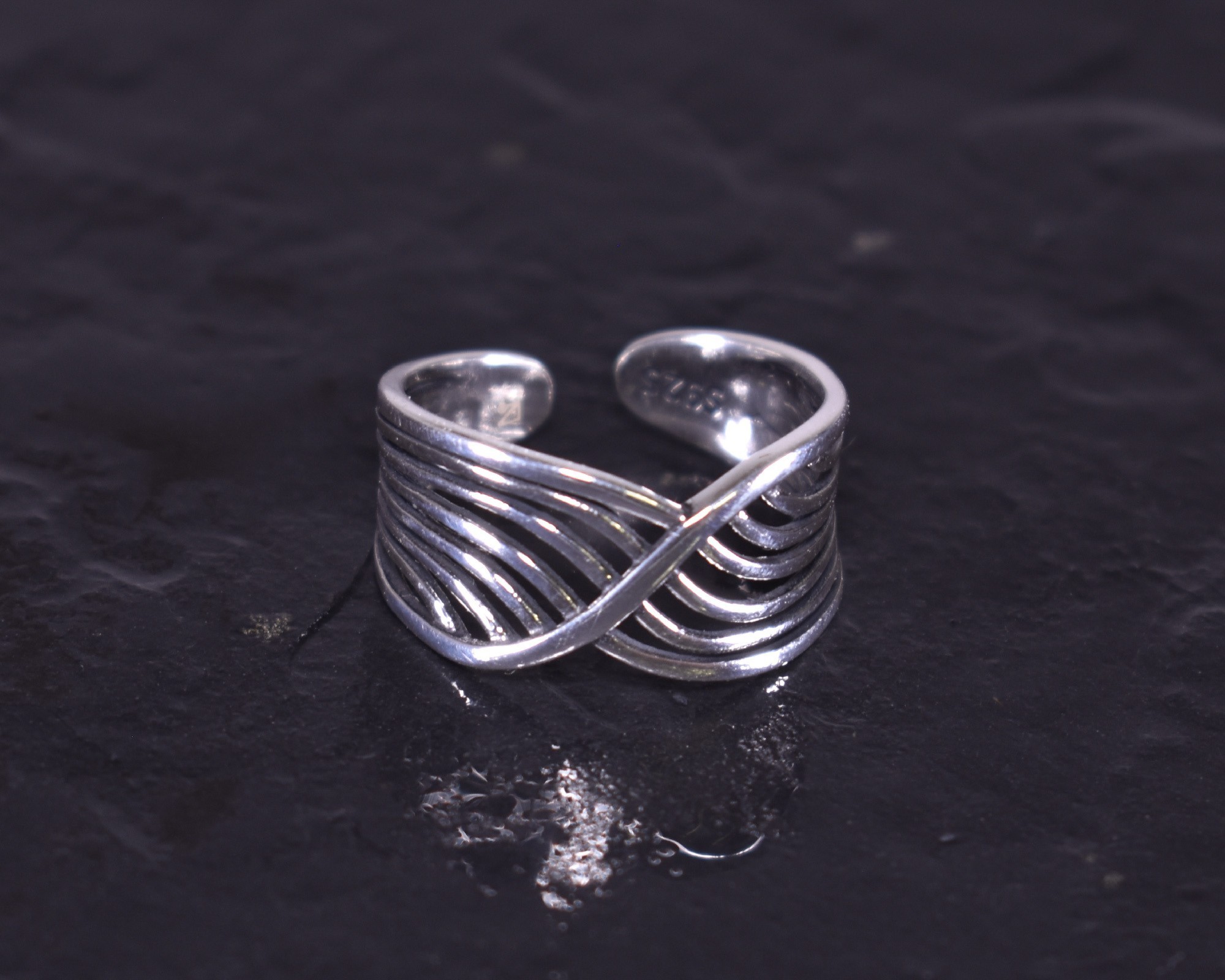 Silberring mit parallel laufenden geschwungenen Silberlinien
