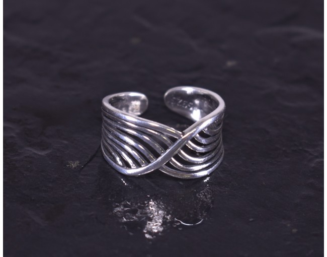 Silberring mit parallel laufenden geschwungenen Silberlinien
