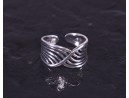 Silberring mit parallel laufenden geschwungenen Silberlinien