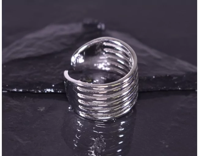 Silberring mit sechs verlaufenden Silberlinien