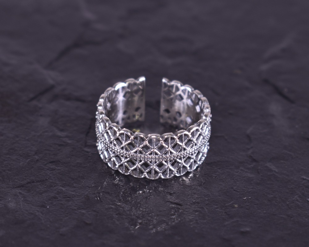 Silberring mit symmetrisch durchgezogenem Motiv