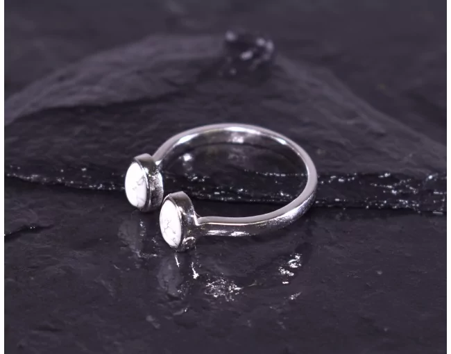 Silberring mit symmetrischer Grundform