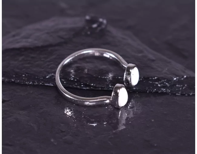 Silberring mit symmetrischer Grundform
