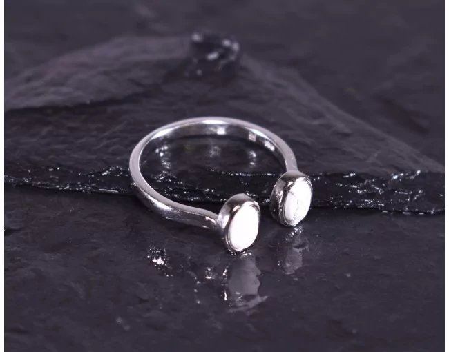 Silberring mit symmetrischer Grundform