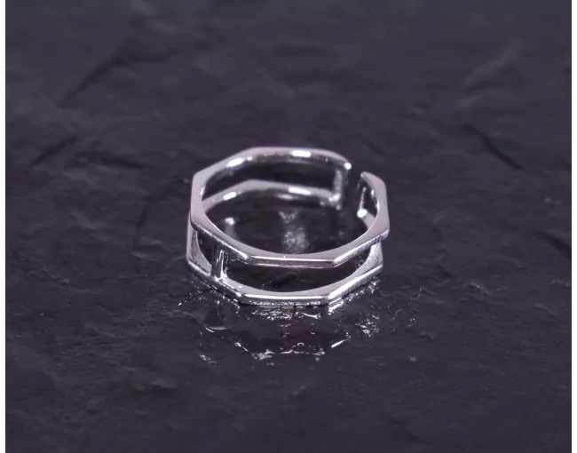Silberring mit synchron angeordneten Ringschienen