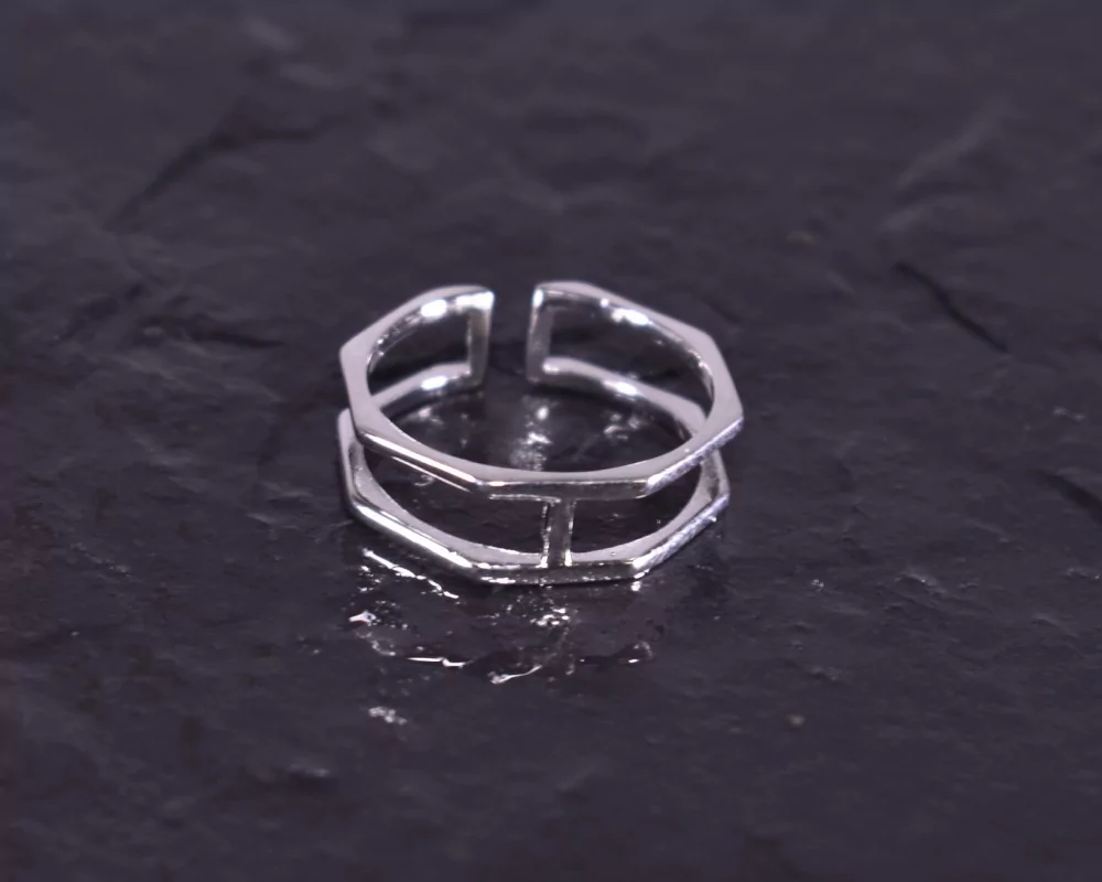 Silberring mit synchron angeordneten Ringschienen