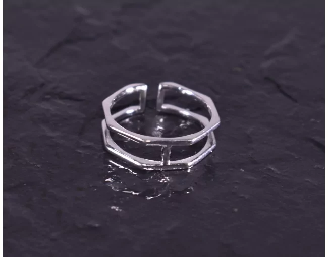 Silberring mit synchron angeordneten Ringschienen
