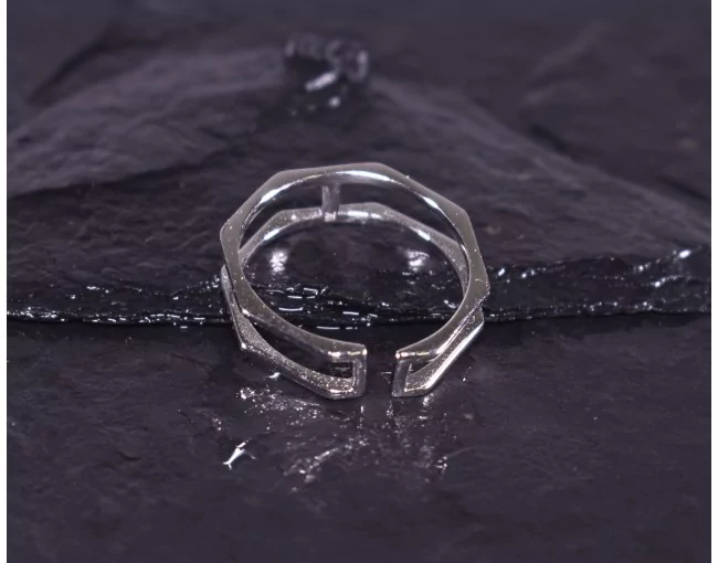 Silberring mit synchron angeordneten Ringschienen