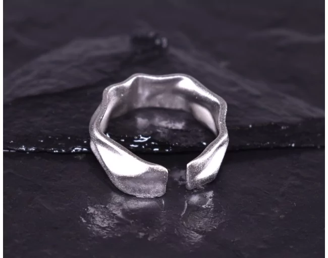 Silberring mit verknittertem Style