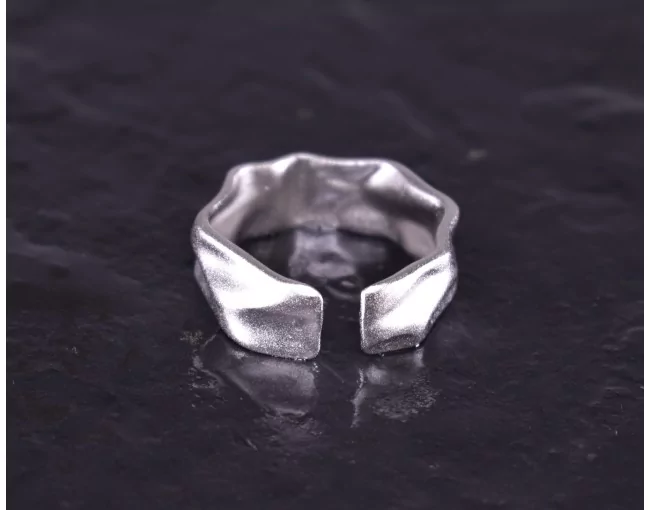 Silberring mit verknittertem Style