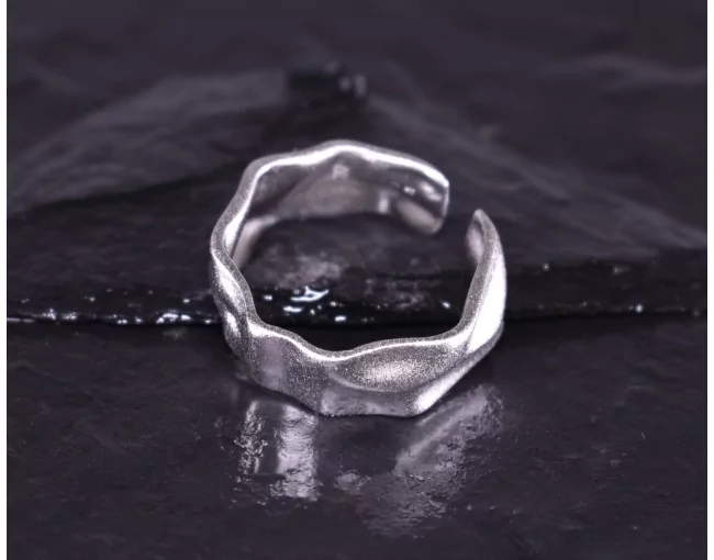 Silberring mit verknittertem Style