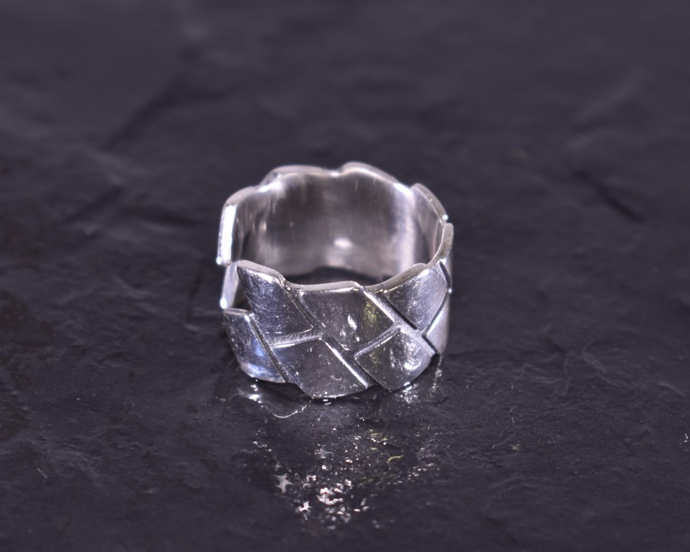 Silberring mit zahlreichen Rechtecken