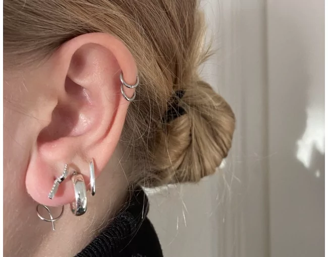 Spiralförmiger Silberohrhänger mit Strasssteinen