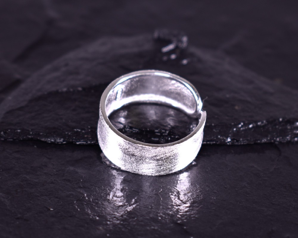 Zeitloser Silberring Klassiker elegant designt