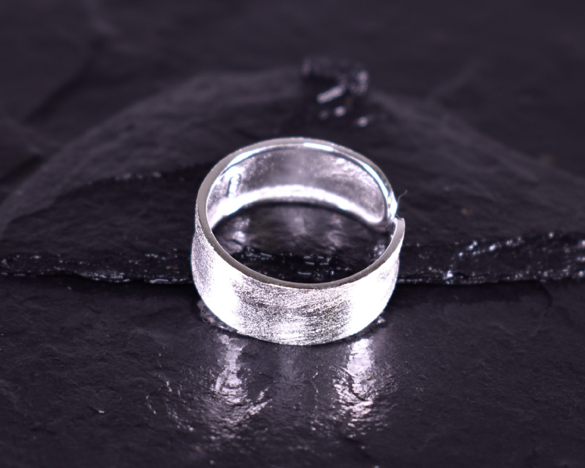 Zeitloser Silberring Klassiker elegant designt Zeitloser Silberring Klassiker elegant designt