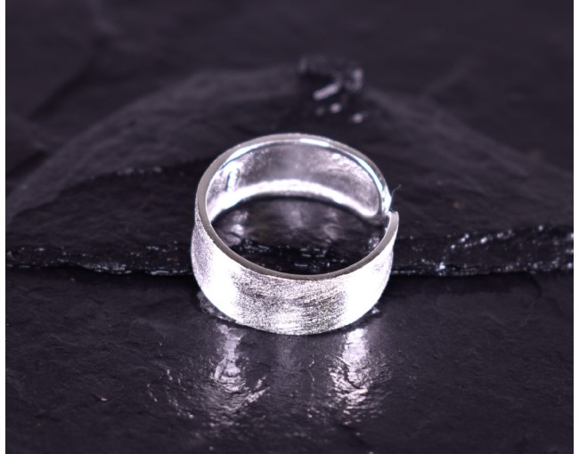 Zeitloser Silberring Klassiker elegant designt