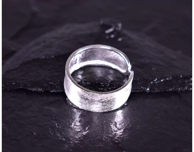Zeitloser Silberring Klassiker elegant designt