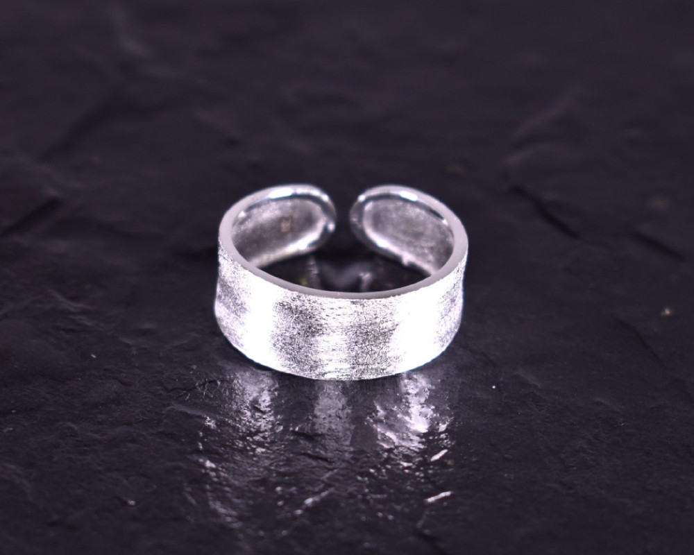 Zeitloser Silberring Klassiker elegant designt