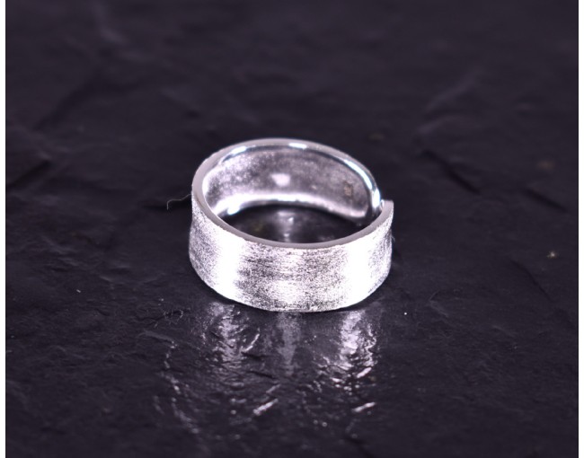 Zeitloser Silberring Klassiker elegant designt