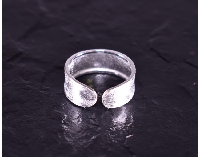Zeitloser Silberring Klassiker elegant designt