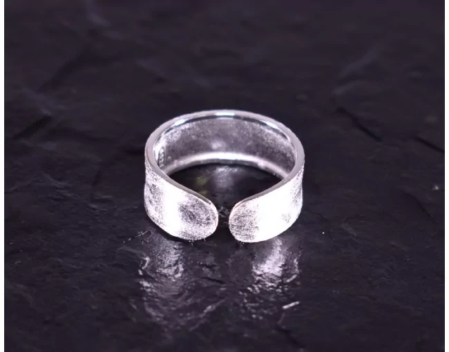 Zeitloser Silberring Klassiker elegant designt
