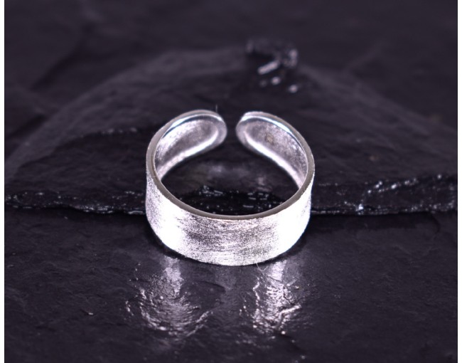 Zeitloser Silberring Klassiker elegant designt