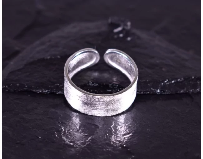 Zeitloser Silberring Klassiker elegant designt