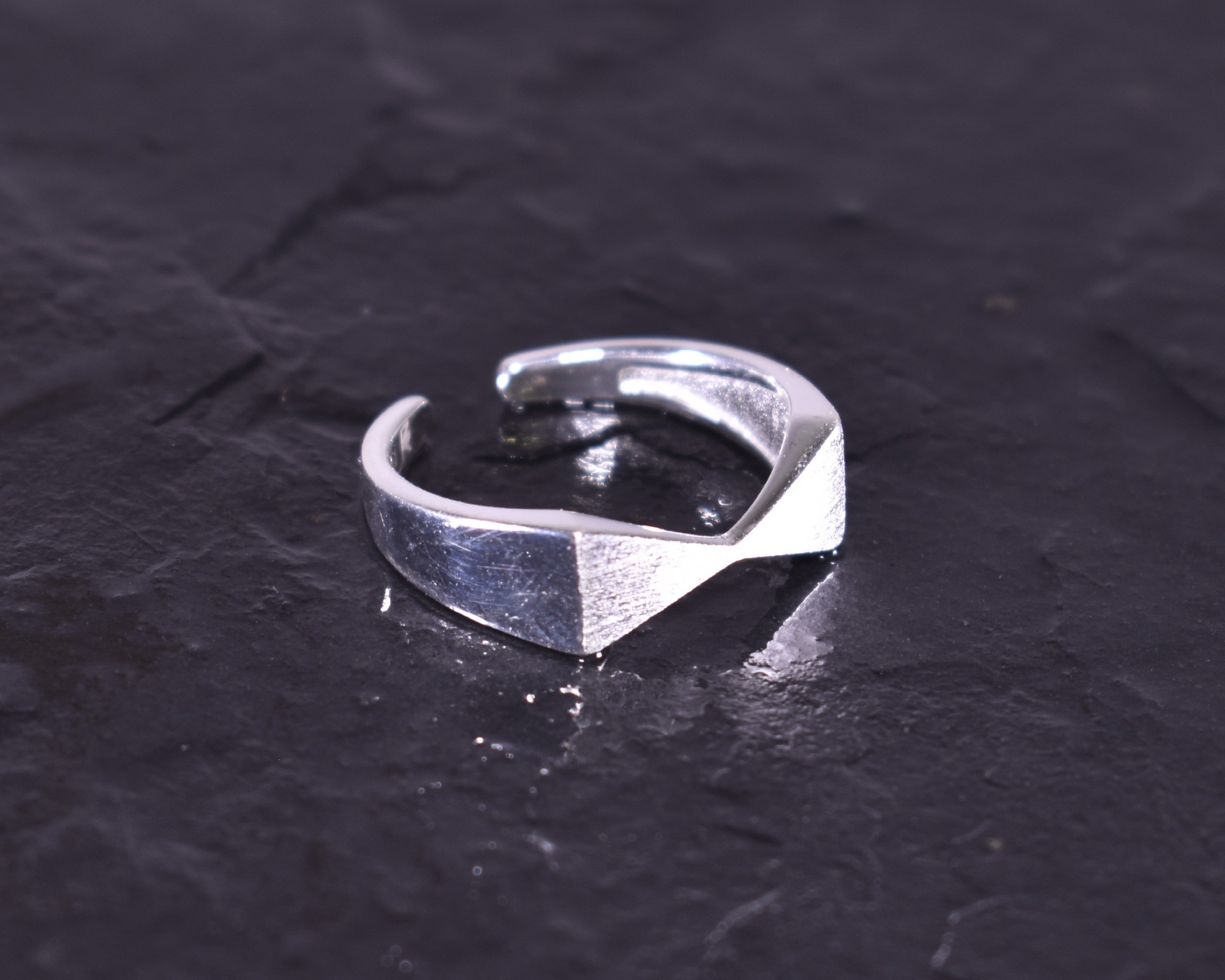Zeitloser Silberring mit symmetrischer Grundform Zeitloser Silberring mit symmetrischer Grundform