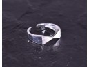 Zeitloser Silberring mit symmetrischer Grundform