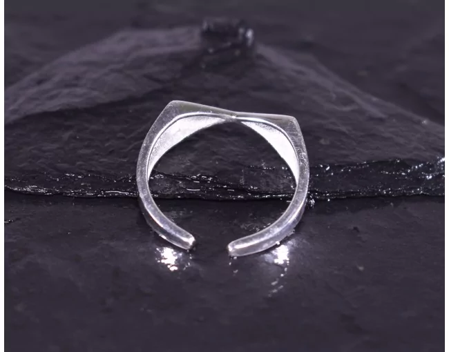 Zeitloser Silberring mit symmetrischer Grundform