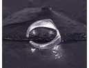 Zeitloser Silberring mit symmetrischer Grundform