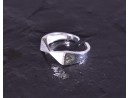 Zeitloser Silberring mit symmetrischer Grundform