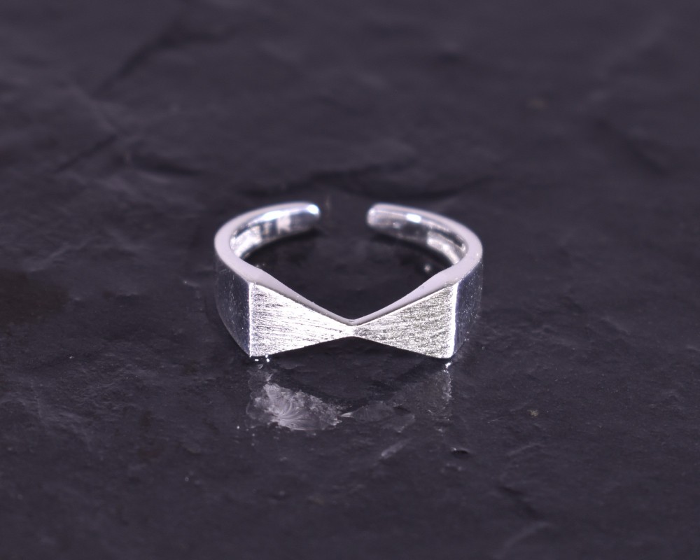 Zeitloser Silberring mit symmetrischer Grundform