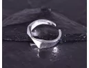 Zeitloser Silberring mit symmetrischer Grundform